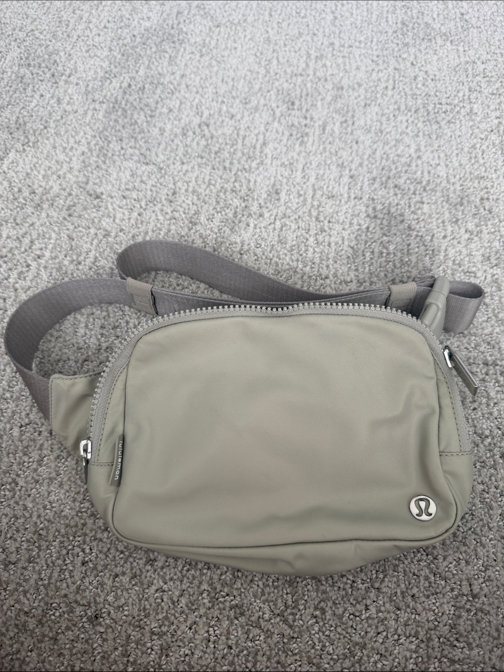lululemon athletica Men's Light Taupe Waist Pack - Neutral Gray Strap